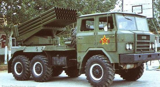 图片:使用延安250卡车底盘的81式122毫米自行火箭炮.