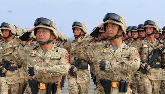 中国陆军作战服发展历程:有一款军装连续用了20年