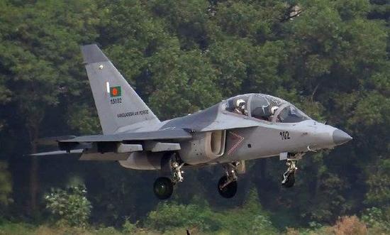 俄军的2架雅克130相继迫降,2017年7月11日,孟加拉空军的一架雅克130