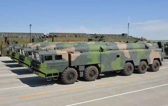 朱日和阅兵展示的东风-16短程导弹