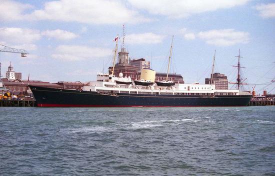 图片:英国皇家邮轮"不列颠尼亚"号帮忙撤走了数百中国人员.