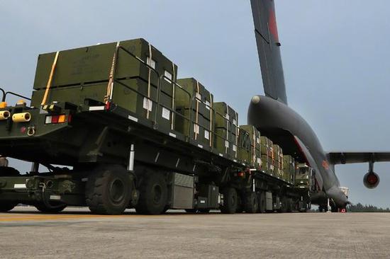 中国大批运输机两小时运千吨物资 我军高原作战不愁