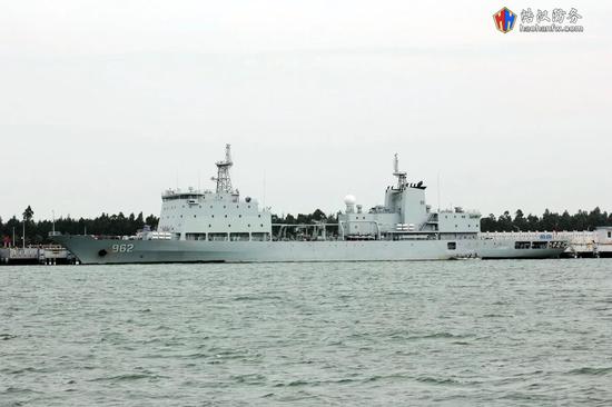 中国这款军舰堪称岛礁补给神器但未来或将成绝唱