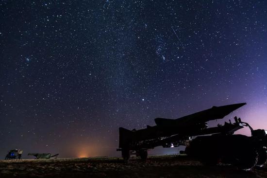 为了拍摄这张星空画面,杨盼老师受了不少罪,东北的野外天气啊......
