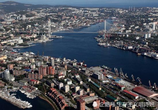 俄潜艇被曝起火现场黑烟滚滚俄军回应称只是演习