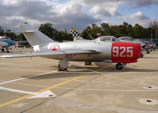 图为涂成红头红尾铝原色的米格-15战斗机