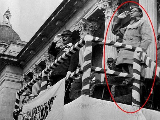 图片:站在东条英机边上阅兵的印度人钱德拉·鲍斯.