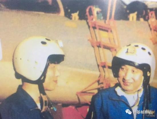 夜航归来后和战友进行技术交流的张义瑚师长(右)