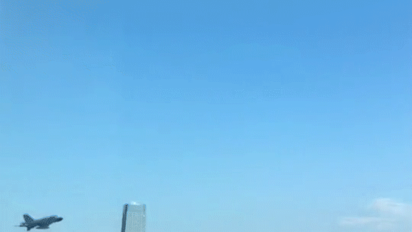 （歼8从高楼中间超低空飞过）