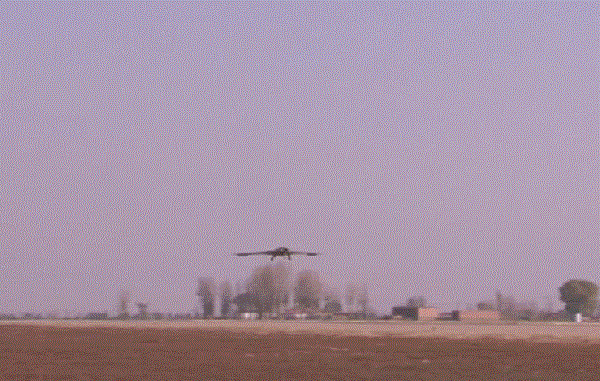 天鹰无人机正在降落，注意两侧减速板正在打开