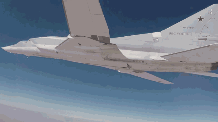 ↑苏-30SM可以直接跑到图-22M3机翼下面去拍投弹画面。