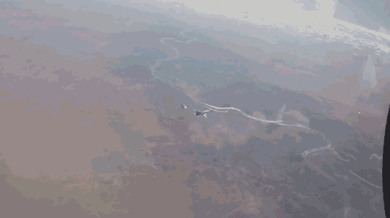 ↑更可以直接在轰炸机上方玩滚筒，顺便拍下飞机飞行画面。