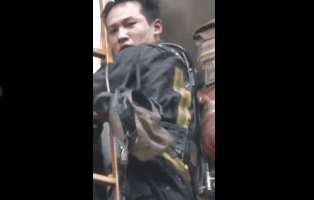 消防员救火时被困4楼阳台 回头瞬间看哭网友(图