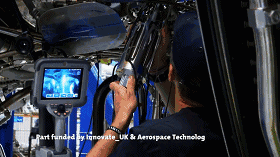 工作人员将机器人导入发动机内部