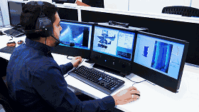 技术人员根据影像进行操作