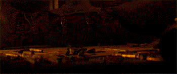 图片：电影《狂怒》中从“谢尔曼”坦克底部逃生门逃脱。