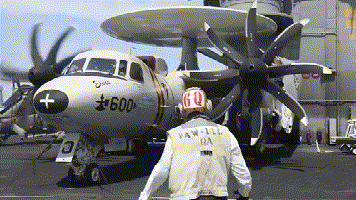 美航母出事故 水兵被e2c预警机螺旋桨击中丧生(图)