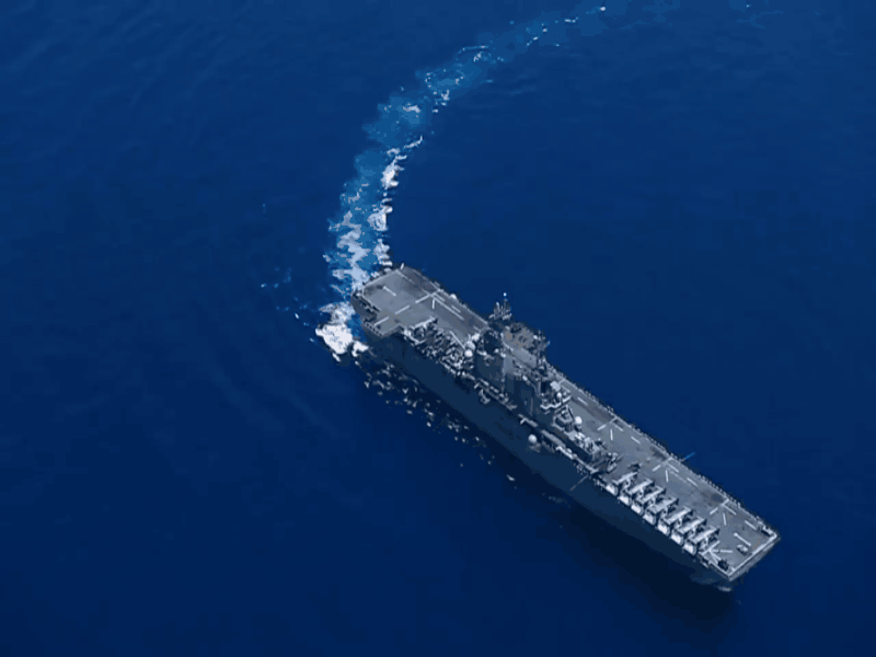 “黄蜂”号两栖攻击舰在南海开炮