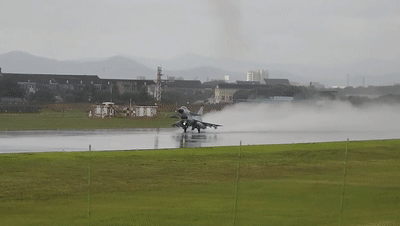 出击！东部战区海军航空兵某旅数架战机振翅破雨雾