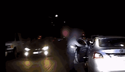 ▲突然向女警发动袭击的歹徒，