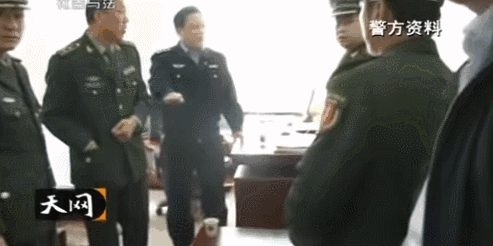 ▲几名假军人还带着“特种部队”臂章