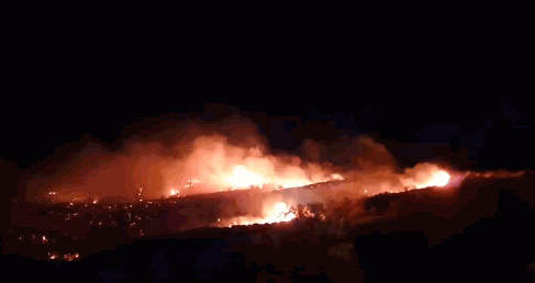 坠落现场燃起大火 视频截图