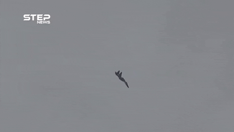 紧接着，地面房屋群中发生大爆炸，显然被苏-35战斗机俯冲投下的炸弹命中！