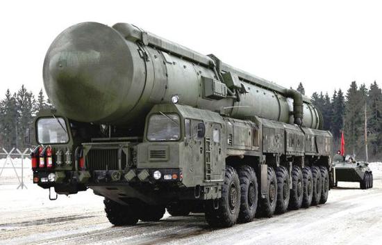 资料图片：俄军“白杨”-M洲际导弹发射车。（俄国防部官网）
