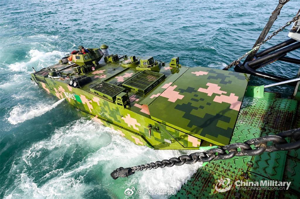 第一视角看05两栖突击车从登陆舰下水(依序)