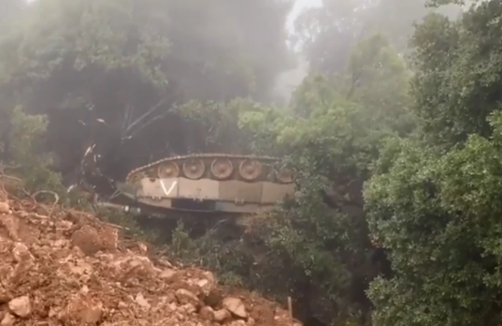 以军一辆梅卡瓦MK4坦克演习出事故翻下山坡(图