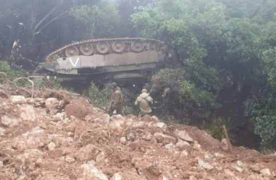 以军一辆梅卡瓦MK4坦克演习出事故翻下山坡(图