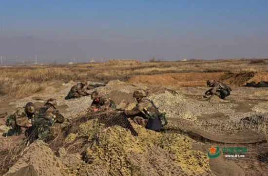 换上新迷彩后敌人永远不知道草地里趴了多少解放军 解放军 新浪军事 新浪网