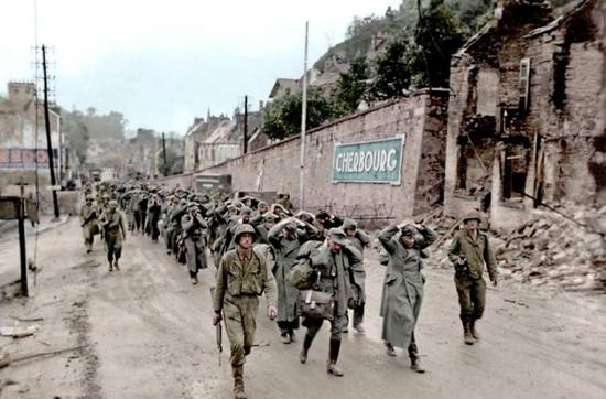 二战彩色照片：瑟堡战役中被英美盟军俘虏的德军士兵