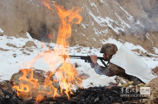 换上新迷彩后敌人永远不知道草地里趴了多少解放军 解放军 新浪军事 新浪网