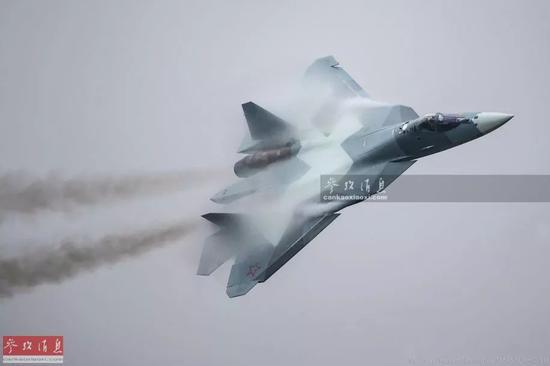 ▲苏-57进行大过载盘旋特写照