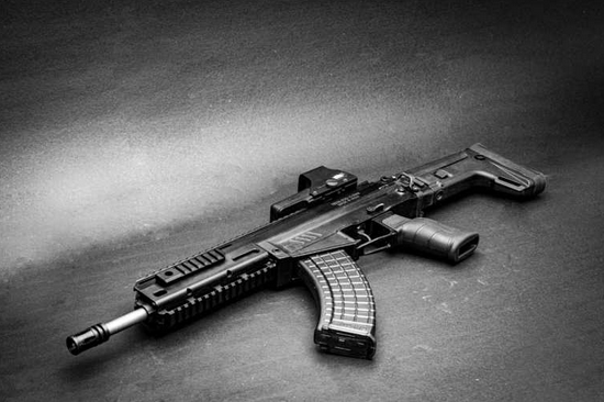 印度为何购俄ak203印媒别说步枪连手枪都搞不出来