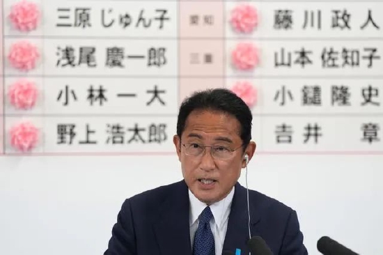 7月10日，在日本东京自民党总部，日本首相、自民党总裁岸田文雄在为当选议员贴花后发表讲话。图源：新华社