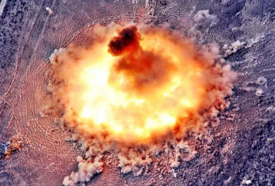 巨型炸弹爆炸时所产生的震撼效果