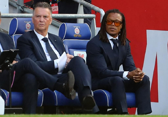 2022年6月8日，荷兰队主教练范加尔（左）和助手埃德加·戴维斯在场边观赛。新华社/法新