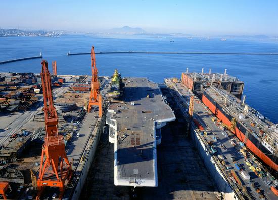 在大连造船厂船坞内建造的"瓦良格"号.