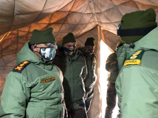 印陆军司令视察班公湖前线 解放军驻地就在200米