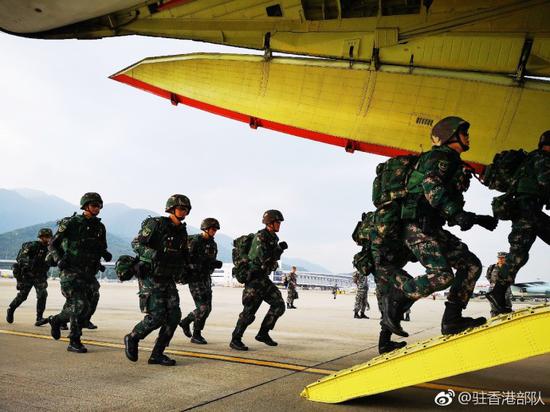 我军驻港驻澳部队从香港出征 赴马来西亚军演