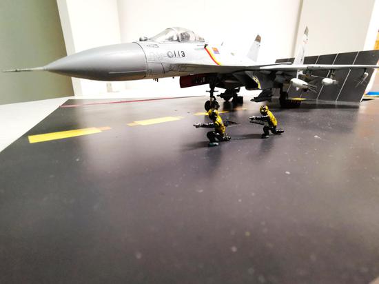 满载导弹 挡焰板开启准备起飞 挂2枚PL8、4枚PL12、2枚KD88、2枚YJ12以及2枚制导炸弹