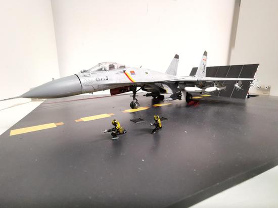 满挂武器模式，虽然这样无法从辽宁舰起飞，但期待从配电弹的003航母起飞