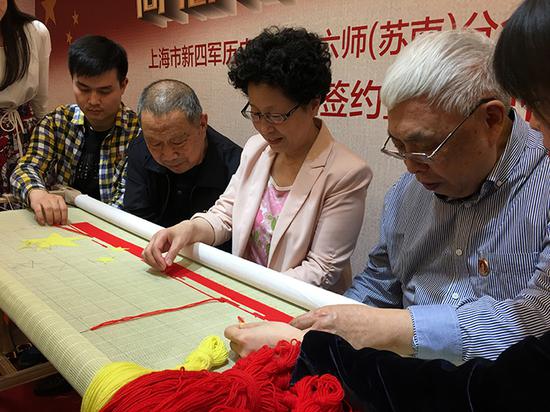 　　2019年5月20日，陈毅元帅之子陈昊苏、粟裕大将之子粟戎生与国家级非遗“上海绒绣”国家级传承人李蔷，在上海用“上海绒绣”的方式，共绣五星红旗。 澎湃新闻记者 臧鸣 图