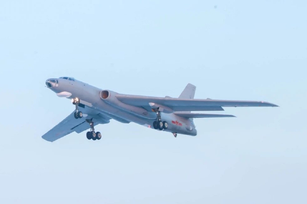 空军哈尔滨飞行学院轰6新学员顺利单飞