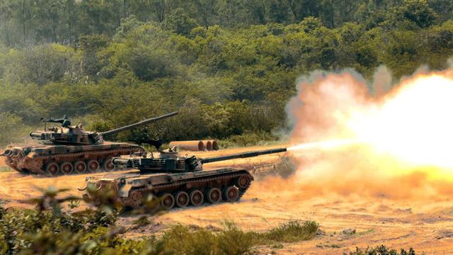 炮火卷起热带风暴!我陆军某部96坦克上演比武大战