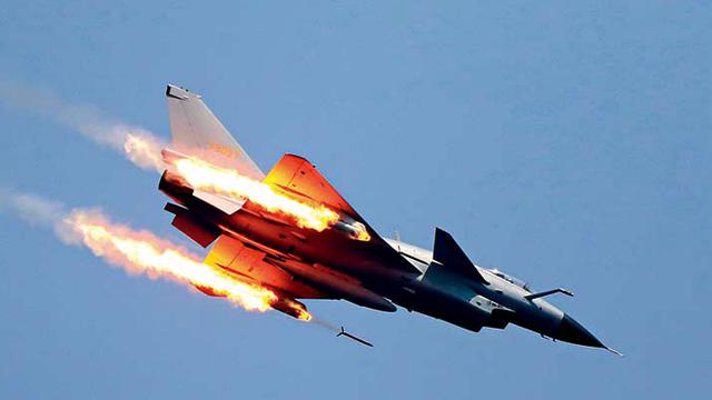 我南部战区歼10战机再次爆射火箭弹