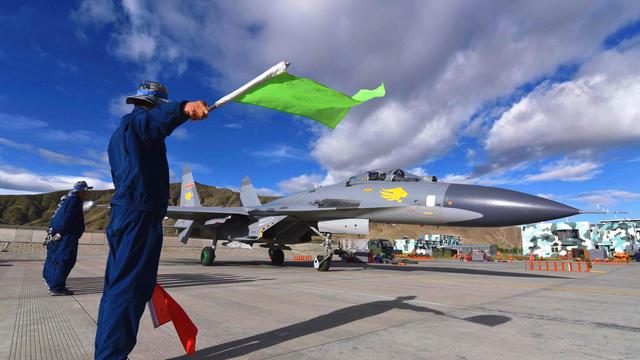 我军贺兰飞狮歼11战机征战雪域高原