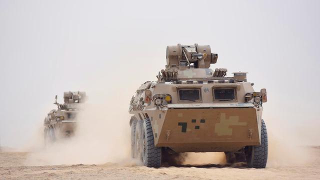 我陆军驻疆92步战车深入南疆沙漠